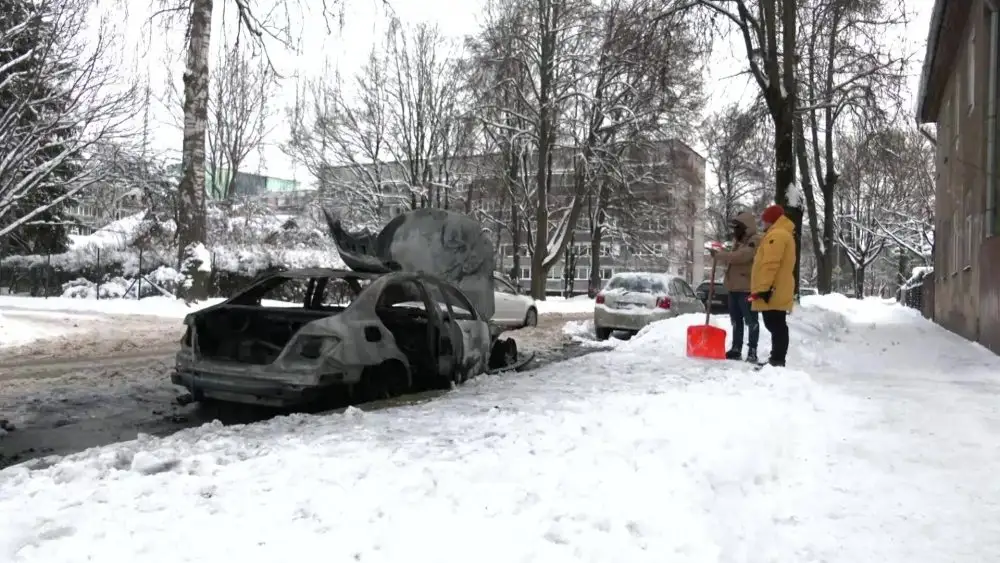 Расизм? В Зиепниеккалнсе подожгли «Мерседес» жителя Камеруна (ФОТО)