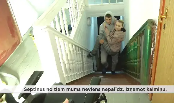 «Подождите еще пару лет»: молодая женщина-инвалид более семи лет не может выйти из дома