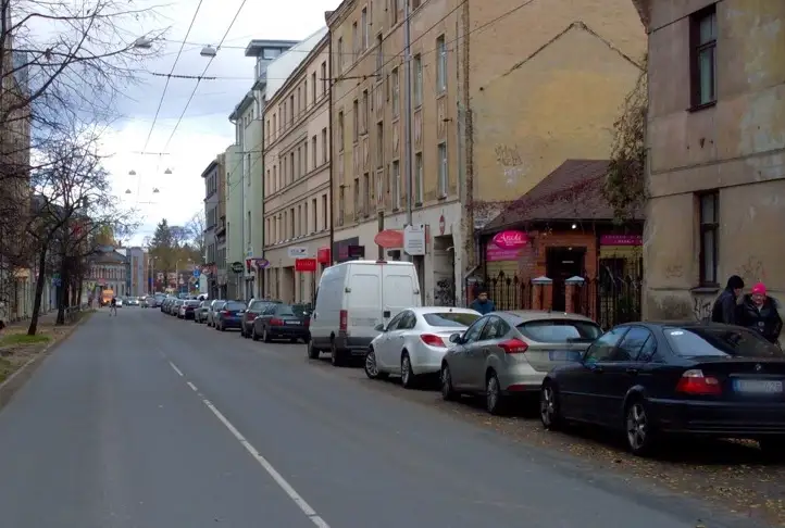 Врезался в припаркованную машину и погиб: ДТП в Агенскалнсе