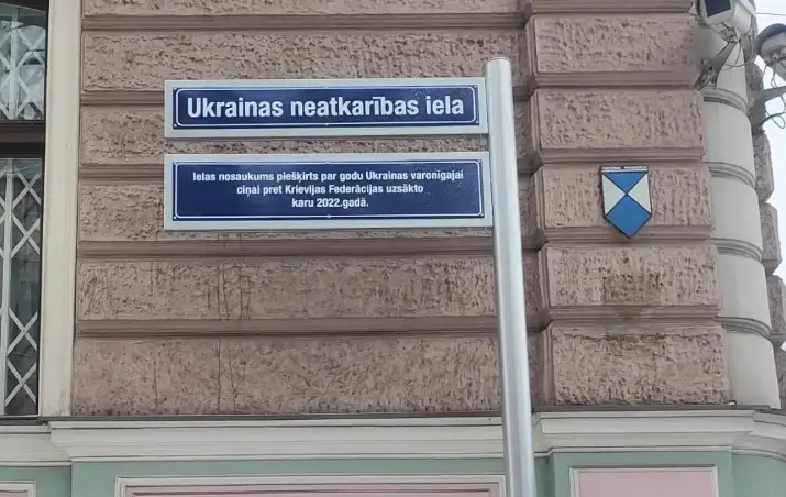 Policija sākusi pārbaudi par iespējamo Ukrainas neatkarības ielas plāksnes sabojāšanu pie Krievijas vēstniecības