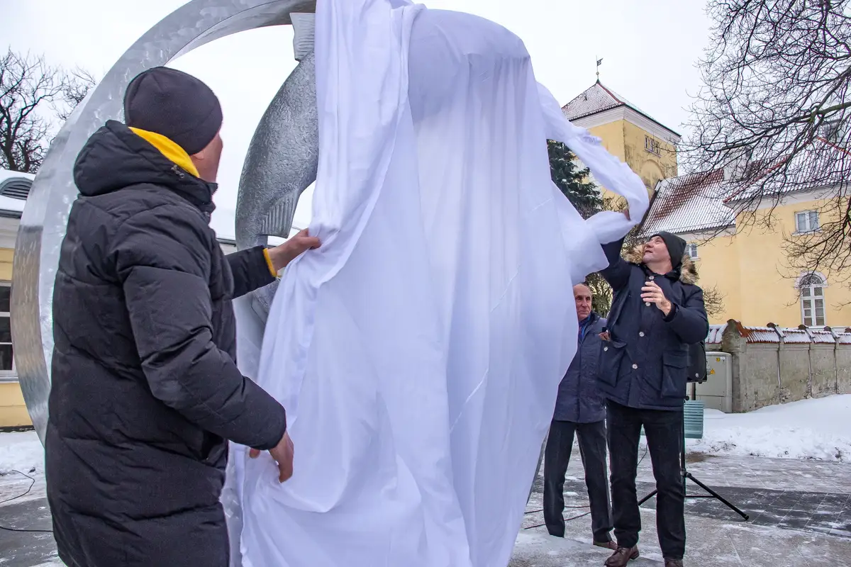 В Вентспилсе увековечили монету в 1 лат: на набережной порта открыли ей памятник