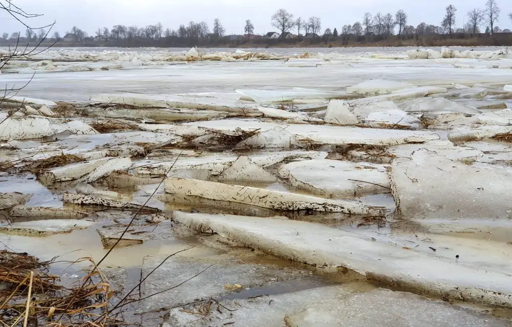 Glābēji krastā palīdz nokļūt pa ledus vižņiem Daugavas vidū kāpelējušam vīrietim