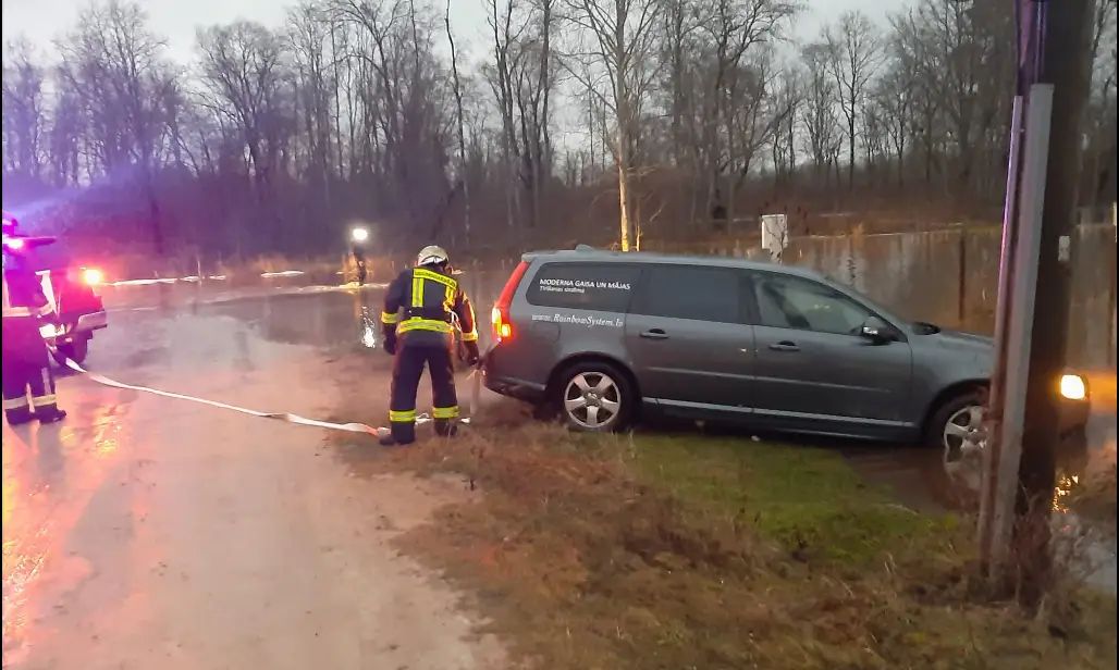 Ādažos applūstot privātmāju teritorijai, sākta iedzīvotāju evakuācija