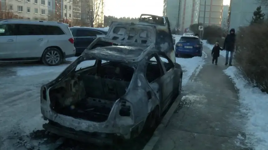 В Зиепниеккалнсе сожгли машину: очевидцы уверены, что с умыслом