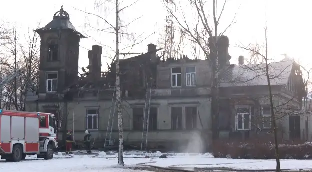 В Болдерае сгорело старинное поместье, где жили люди (ФОТО)