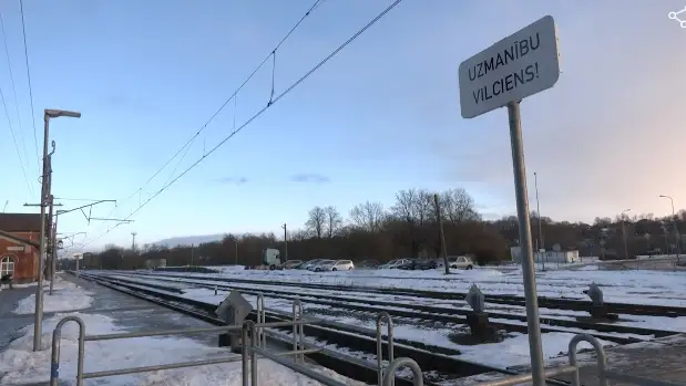 Заснул в поезде: в Тукумсе у парня украли телефон и вещи на 3 тыс. евро