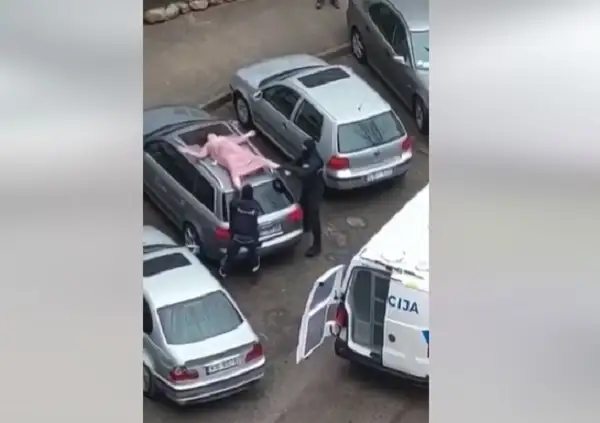 Веселый Новый год: лежащую на крыше автомобиля женщину в Плявниеках эвакуировал спецназ (ВИДЕО)