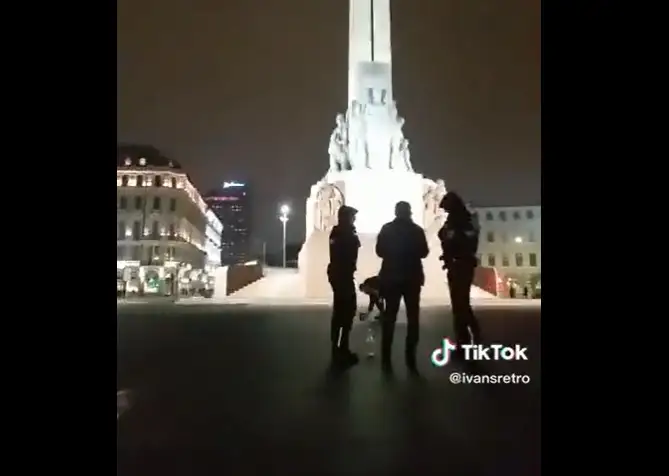 В Новый год по московскому времени запустили фейерверк у памятника Свободы: полиция была рядом, но… (ВИДЕО)