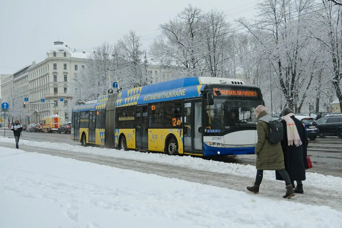 «Rīgas satiksme» sabiedriskā transporta kavējumus piektdienas rītā skaidro ar kontakttīkla bojājumiem