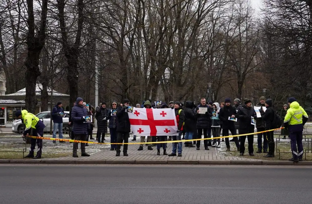 Rīgā akcijā Saakašvili atbalstam pulcējušies ap 30 cilvēki