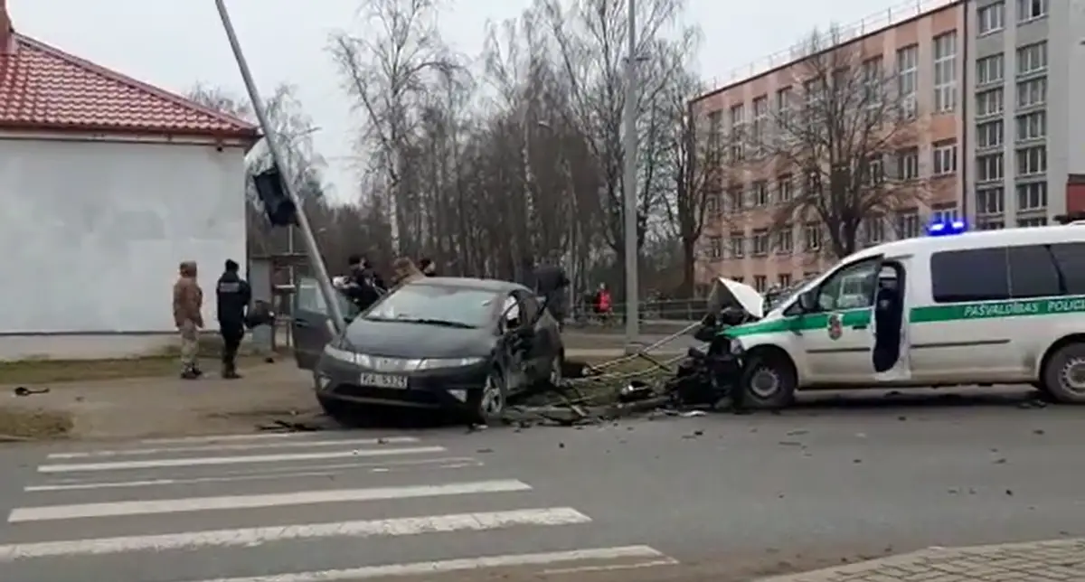 Не отреагировала на сигнал: в Лиепае в ДТП пострадала женщина, не пропустившая машину полиции. ВИДЕО
