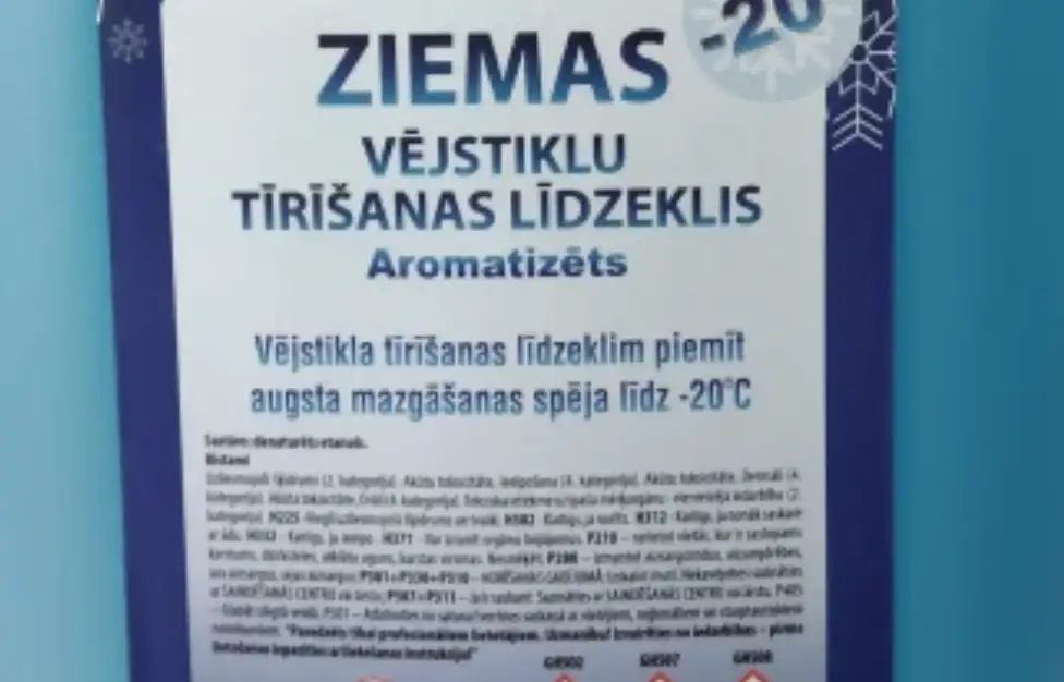 Inspekcija brīdina par apgrozībā esošu veselībai bīstamu vējstiklu tīrīšanas līdzekli