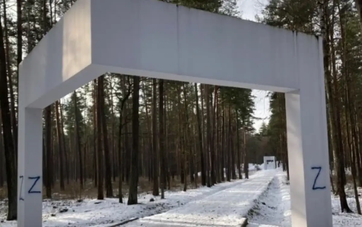 Policija sākusi administratīvā pārkāpuma procesu par holokausta upuru memoriāla apķēpāšanu Biķernieku mežā