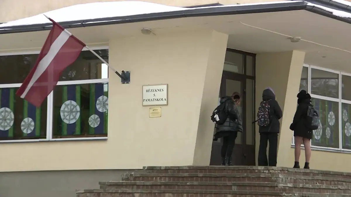 В Резекне один ребенок ударил другого бутылкой по голове прямо в школе: администрация разводит руками