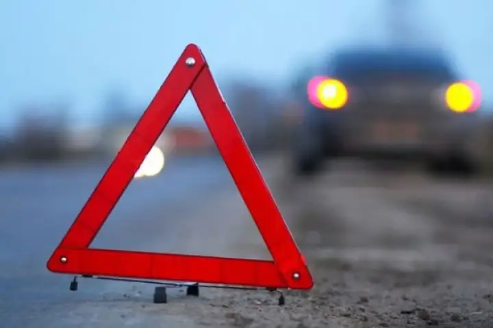 Под Бауской юноша убегая от полиции угодил на машине в кювет: пострадали три человека