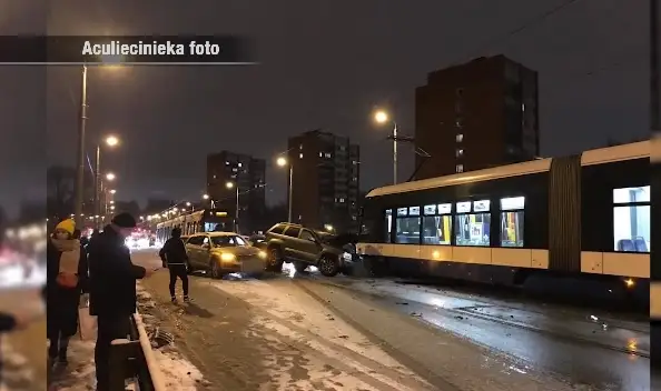 «Замес» из автомобилей и трамвая на мосту в Иманте: что стало причиной такой жуткой аварии? (ФОТО)
