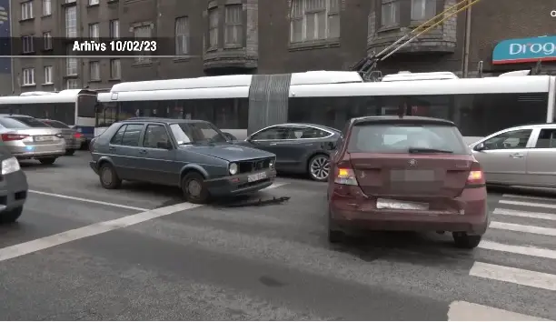 В центре Риги в аварию попал раритетный «Гольф»: энтузиасты бросились спасать автомобиль (ВИДЕО)