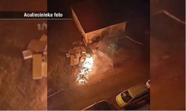 «Думала, война началась…»: ночью в Иманте сгорели три мусорных бака, испорчен новый автомобиль (ФОТО)