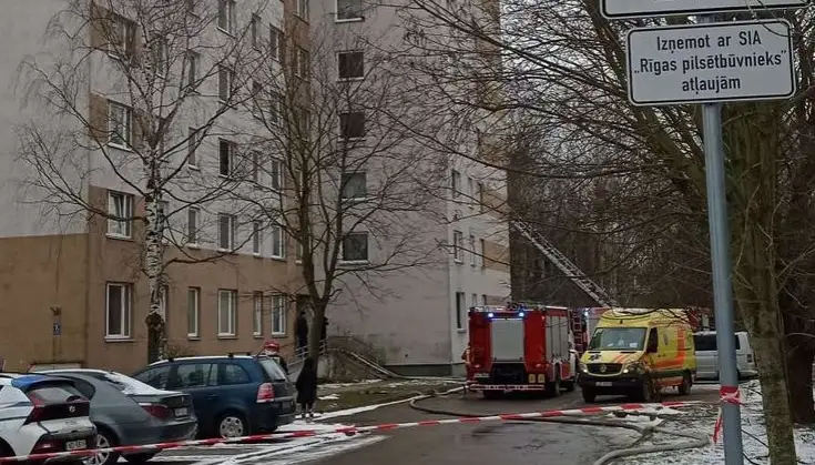 Rīgā plaši glābēju spēki evakuē cilvēkus no deviņstāvu mājās Pārdaugavā