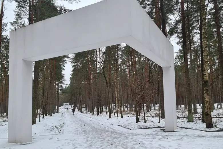 В Бикерниеки снова осквернен мемориал жертвам Холокоста Второй мировой войны (ФОТО)