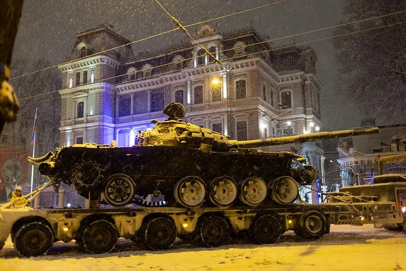 Pretim Krievijas vēstniecībai pulcējas cilvēki, lai aplūkotu Ukrainas armijas iznīcināto okupantu tanku