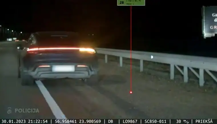 Госполиция поймала «Porsche», который мчался по Юрмальской 196 км/ч (ВИДЕО)
