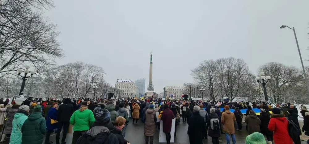 «Нет войне»: в Риге тысячи людей собрались, чтобы поддержать Украину (ФОТОРЕПОРТАЖ)
