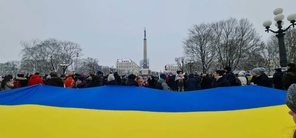 Jaunais Ukrainas vēstnieks un Rīgas skolēni pavadīs uz fronti humāno konvoju