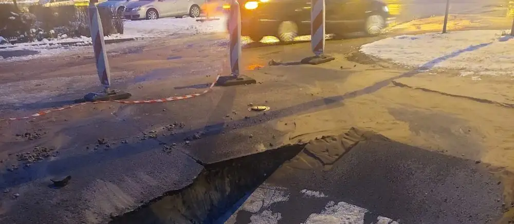 Провал в Вецмилгрависе: жители в ужасе и без воды (ФОТО)