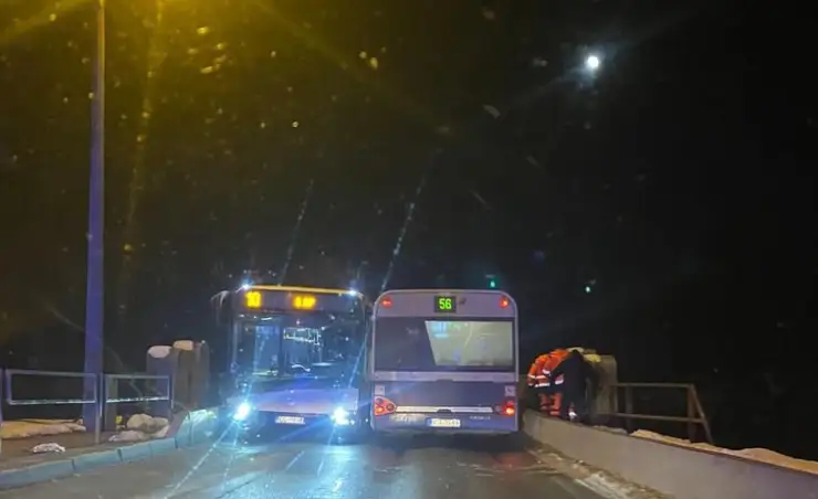 Пара «баранов»? В Торнякалнсе на мосту не разошлись два автобуса