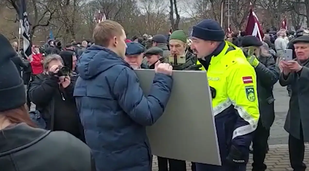 Pie Brīvības pieminekļa pret leģionāru pieminēšanu protestē Ždanokas palīgs Pagors