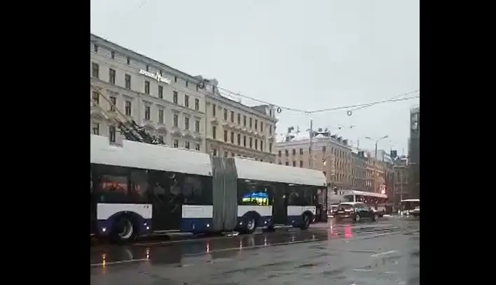 В Риге троллейбус встал в левой полосе: пассажиров выпустили прямо под колеса машин. ВИДЕО