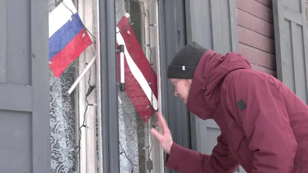 Российские флаги в рижских окнах: хозяйку квартиры забрали в полицию после звонка журналиста