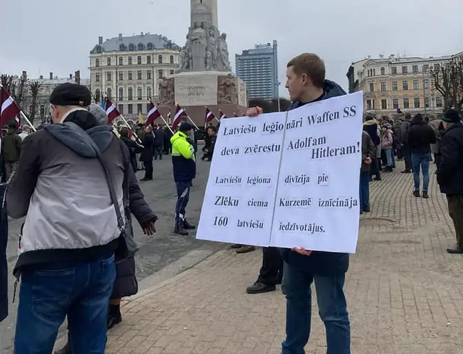 Активист РСЛ задержан после одиночного пикета у памятника Свободы в ходе шествия в честь легионеров