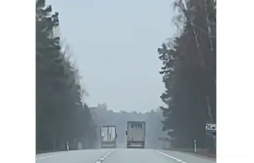 Водителю на трассе удалось заснять невероятный обгон грузовика двух своих коллег (ВИДЕО)