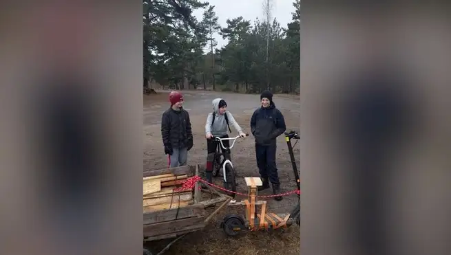 «У Латвии есть будущее!» Сельские ребята соорудили креативное транспортное средство (ВИДЕО)