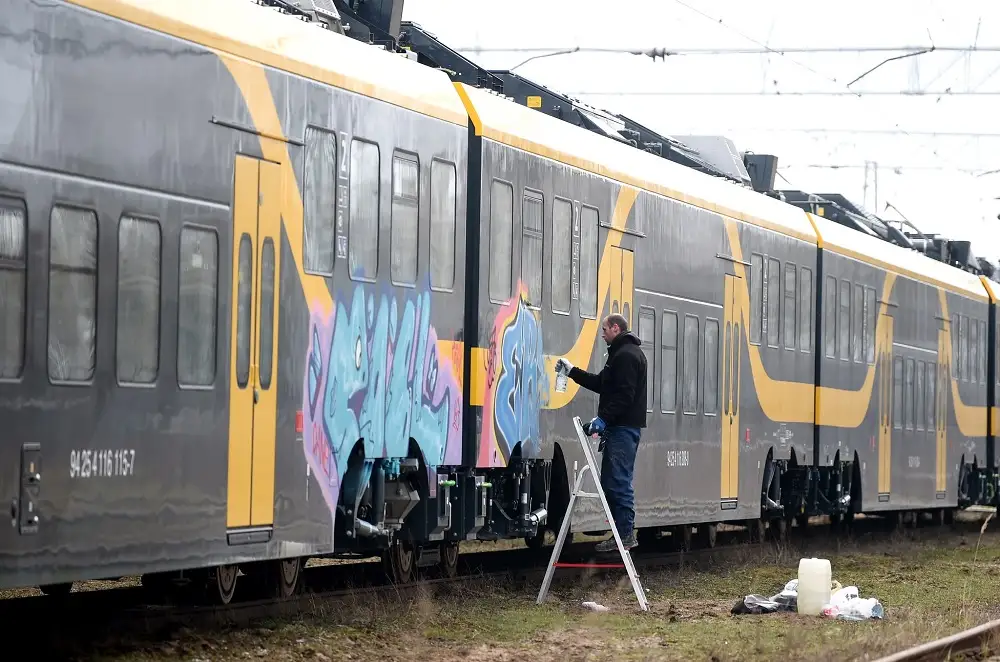 Vagonu depo ar grafiti apķēpāts viens jaunais elektrovilciens