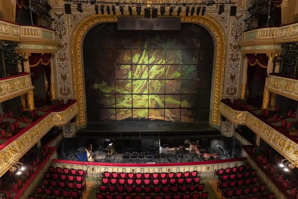 Latvijas Nacionālās operas Lielajā zālē uzstādīts Andra Eglīša lielformāta gleznojums