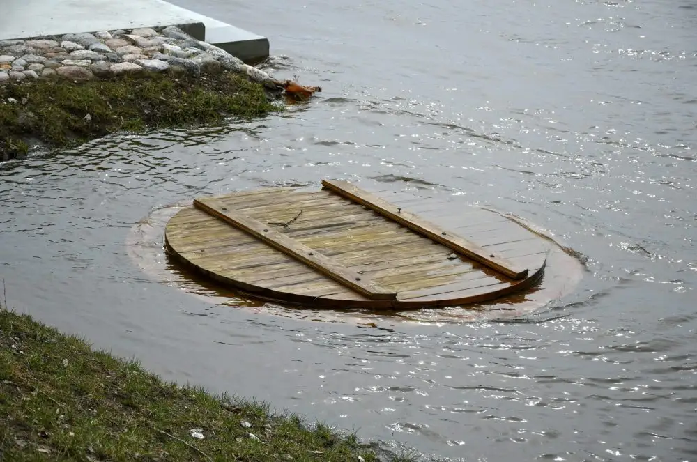 В Даугавпилсе вода наступает! Затоплена набережная