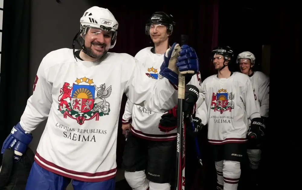 LHF un bijušo Latvijas izlases spēlētāju komanda draudzības spēlē pieveic Saeimas hokeja komandu