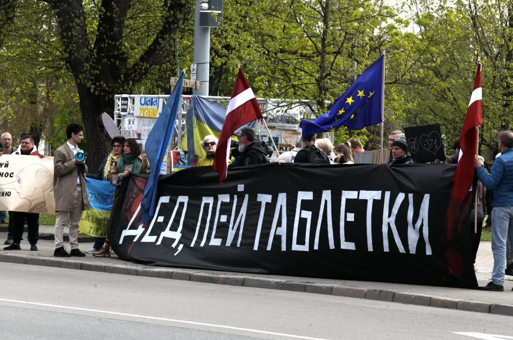 Напротив посольства РФ в Латвии собралось на протест около 20 человек (ФОТО)