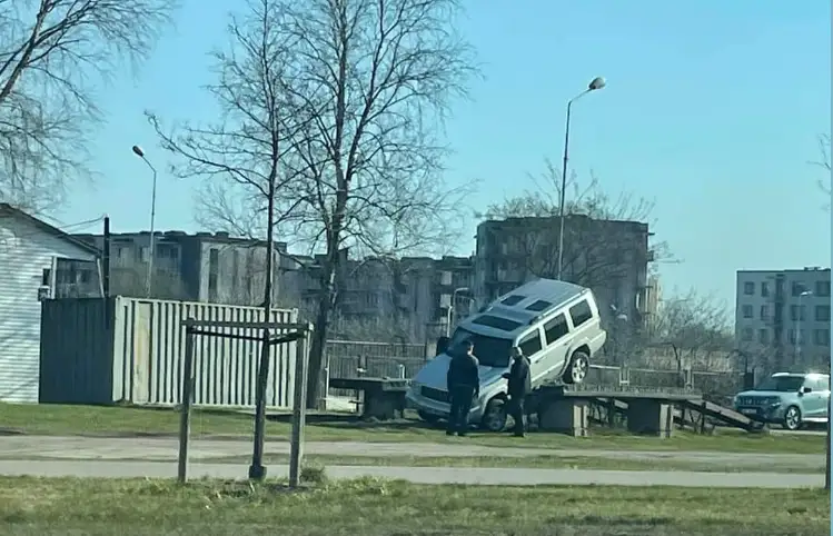 Пасхальные качели? В Плявниеках машина свалилась с эстакады
