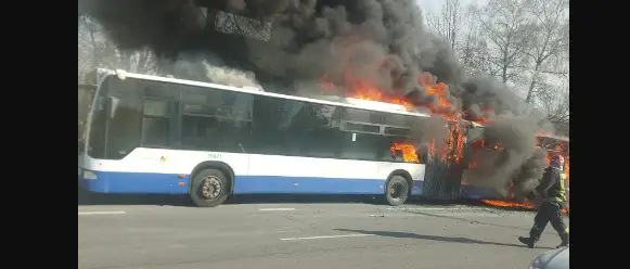 В Плявниеках сгорел пассажирский автобус (ВИДЕО)