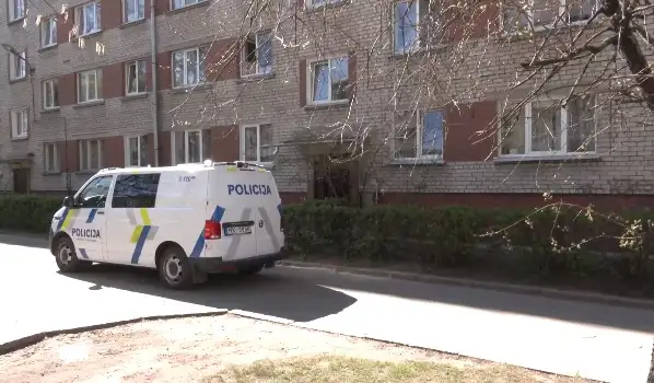 Мужчина в Пурвциемсе полуголым выпрыгнул из окна, звал полицию и был уверен, что поймал воров: а на самом деле?