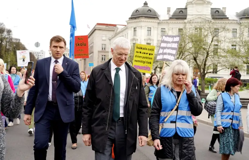 Arodbiedrības piketā valdībai pārmet neieklausīšanos; IZM norāda uz nepatiesiem paziņojumiem