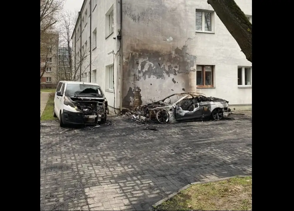 Ночью в Пурвциемсе сгорели два автомобиля (ФОТО, ВИДЕО)