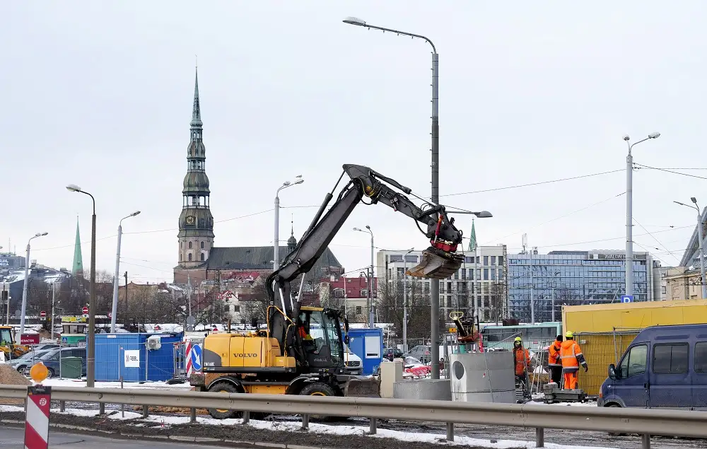 Krastmalas pārbūvētāji pārrāvuši ūdensvadu Rīgas centrā