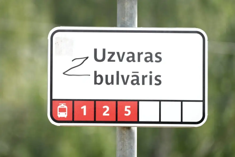 Tiesa piemēro apcietinājumu vīriešiem, kuri Rīgas mikrorajonos zīmēja agresiju slavinošus simbolus