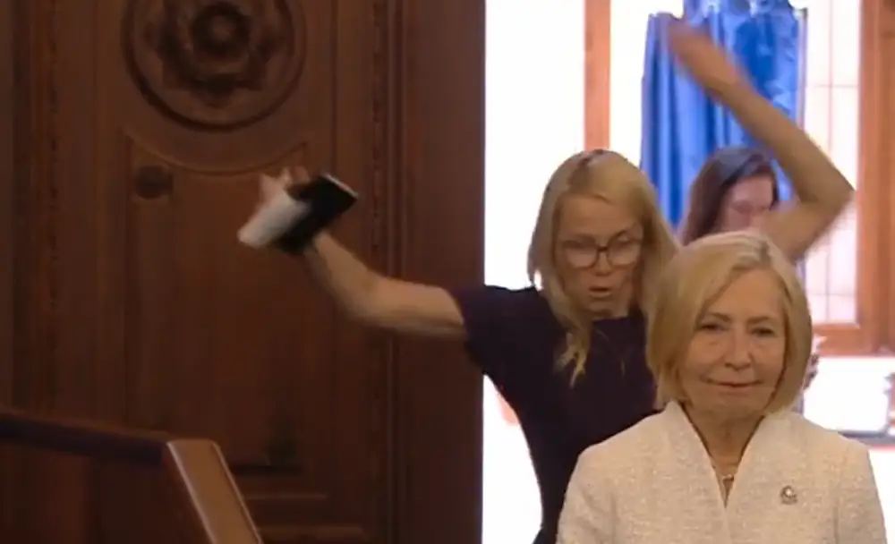 Трудный путь к урне. Депутат упала, голосуя за президента (ВИДЕО)