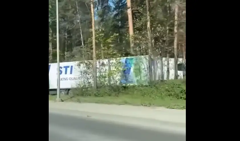 На улице Лубанас в Риге фура не справилась с управлением и влетела в лес